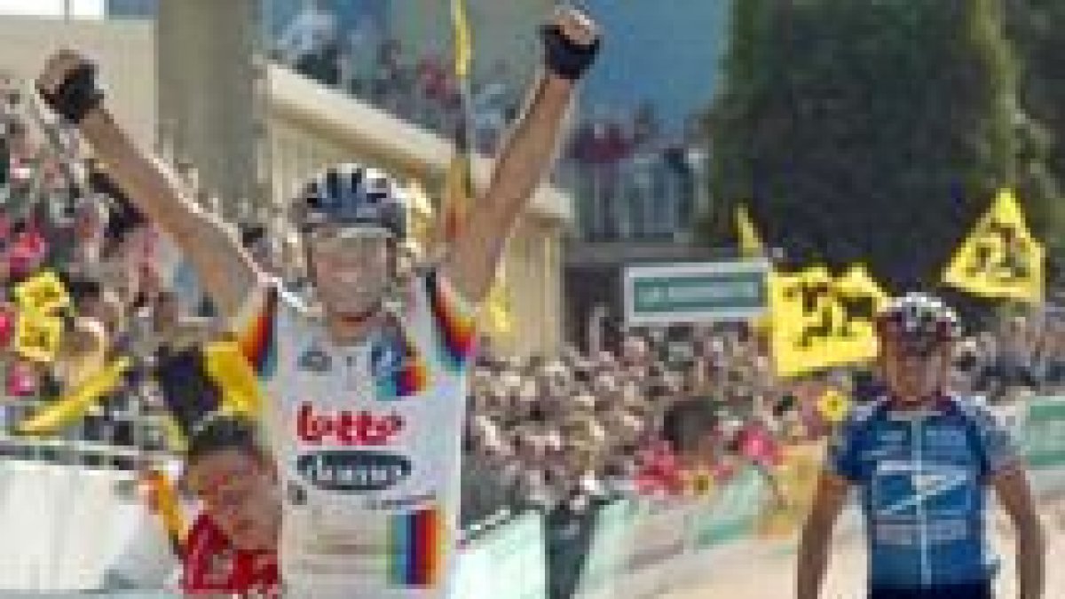 El ganador de la carrera levanta los brazos en señal de triunfo, después del esfuerzo titánico