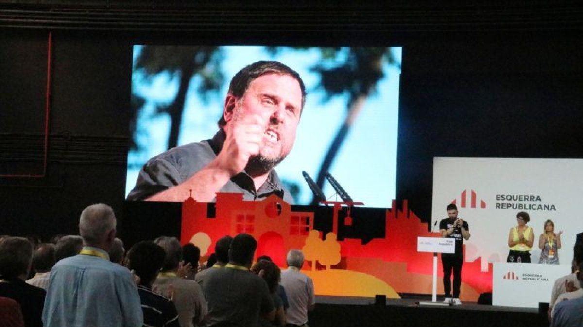 Imagen de Oriol Junqueras en una pantalla durante la conferencia nacional de ERC, este sábado.
