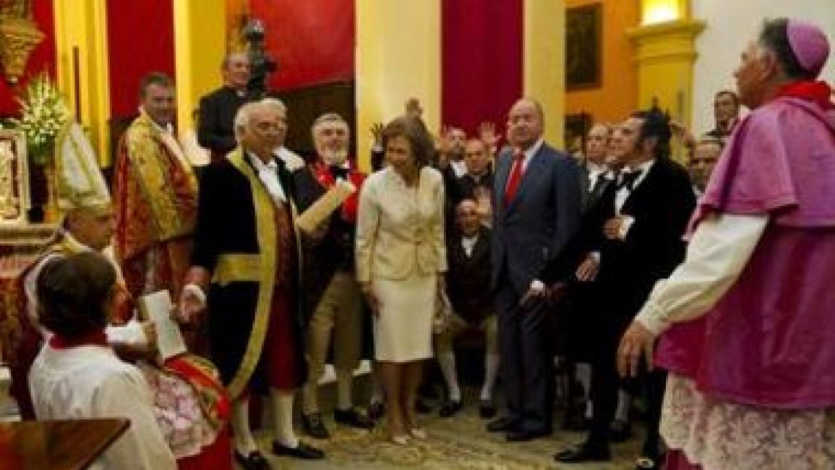 Los Reyes posan con actores que representan el cuadro «Juramento de los Diputados».