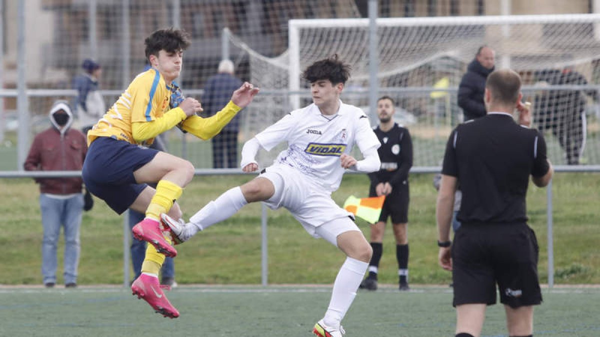 El equipo leonés remonta ante el salmantino. MARCIANO PÉREZ