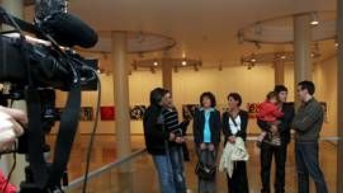 Marie-Paul Jeunehomme, productores y miembros de la ARMH ayer en la Casa de la Cultura