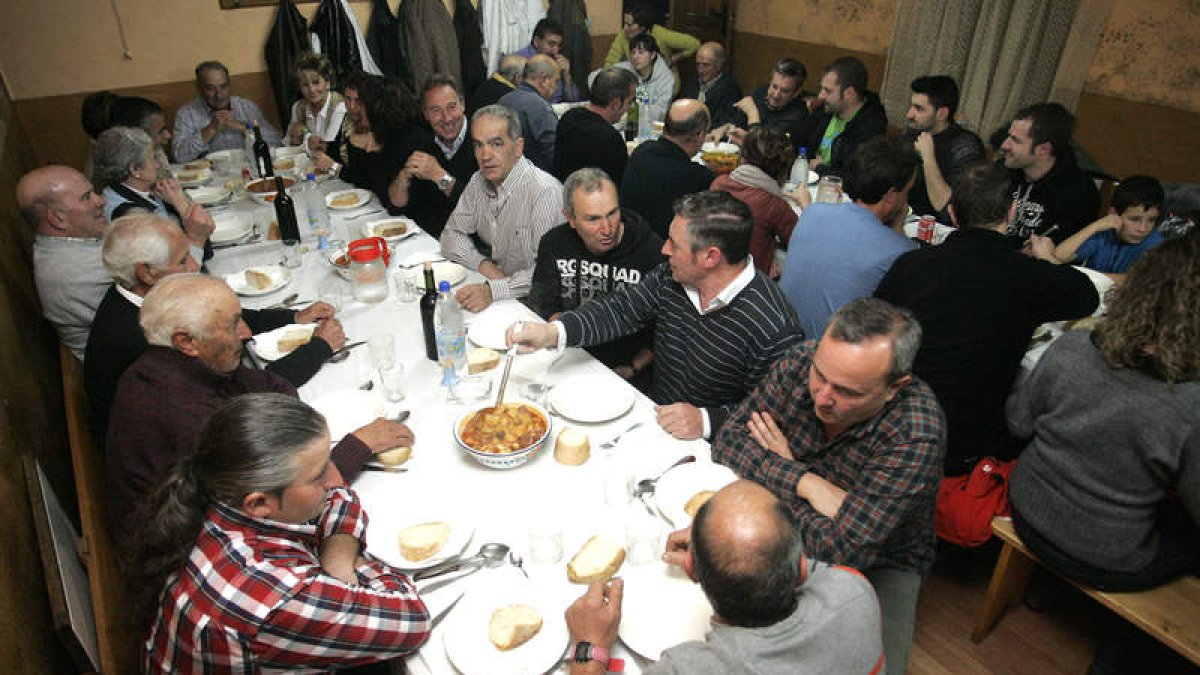 Las cenas atraen a gentes de toda la comarca.