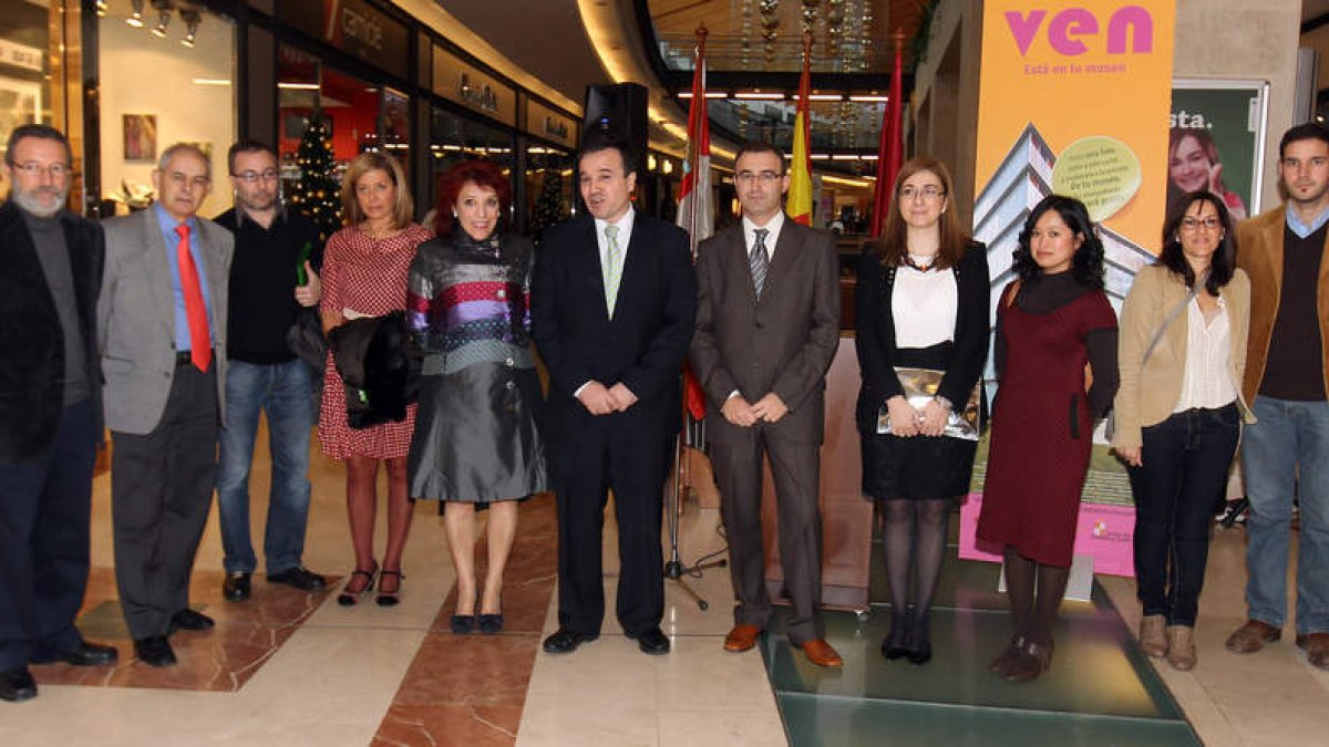 El director de Políticas Culturales de la Junta (en el centro) con representantes de los museos.