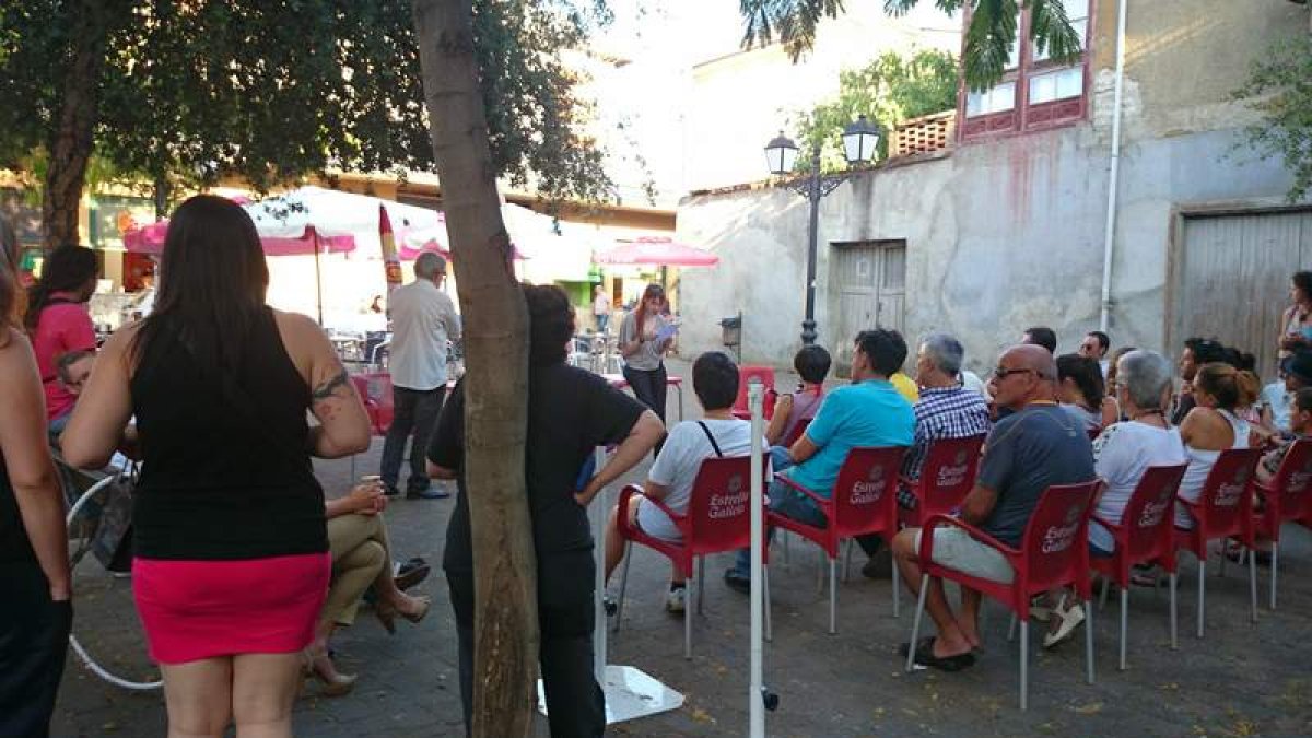 Asamblea constituyente en el mercado de Cacabelos.