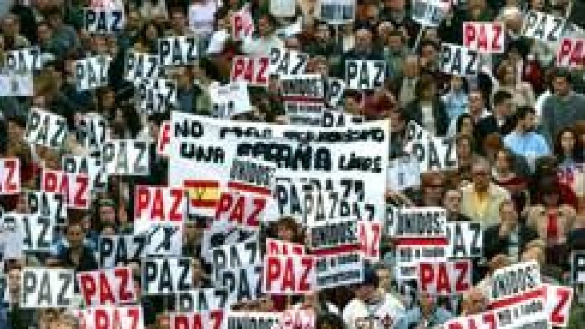 Diez mil vecinos de Leganés participaron en la manifestación contra el terrorismo y la guerra