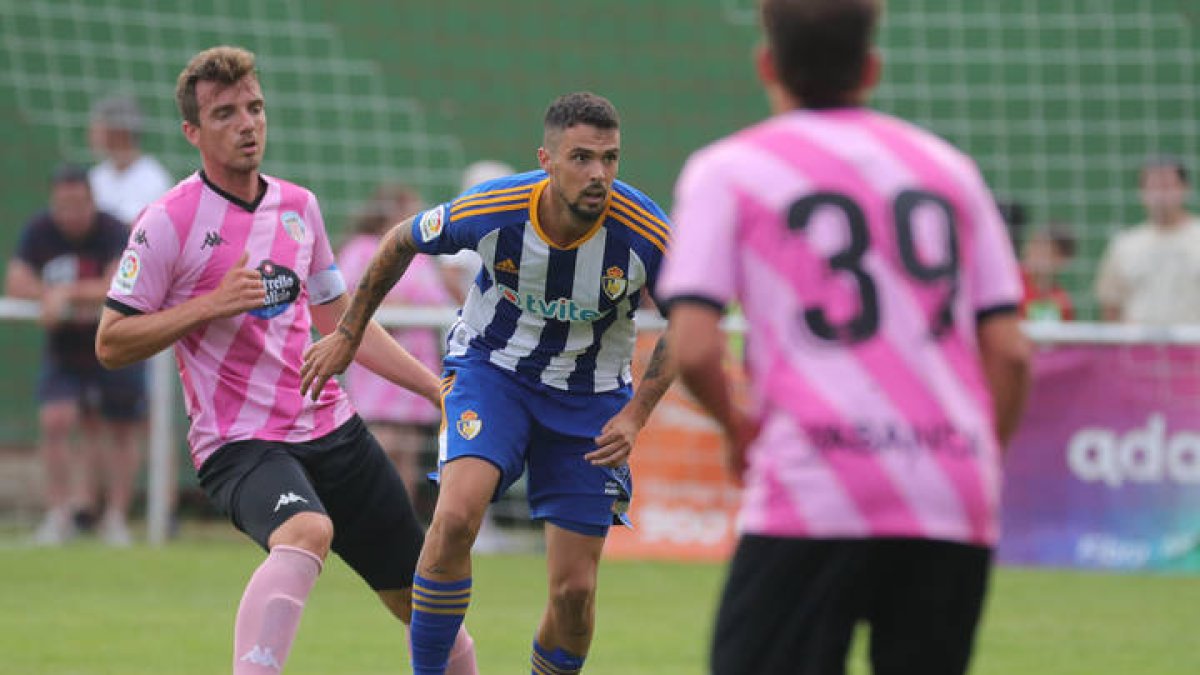 Erik Morán abandona la Ponferradina para fichar por el Amorebieta. L. DE LA MATA