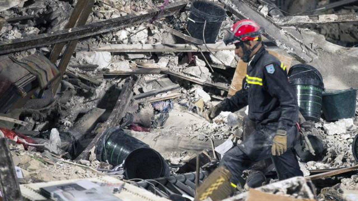 Los equipos de rescate trabajando este domingo en Rosny-sous-Bois, cerca de París, después del derrumbe de un edificio.