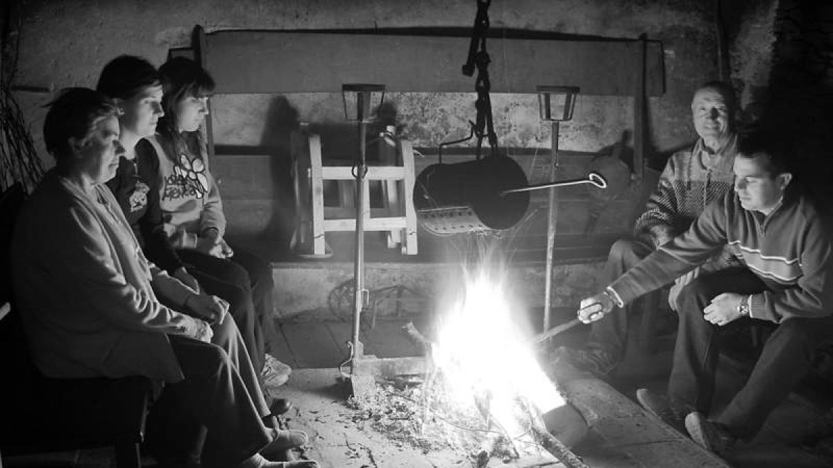 Filandón en un pueblo berciano. La costumbre no fue vista con buenos ojos por la Iglesia hasta bien entrado el siglo XX.