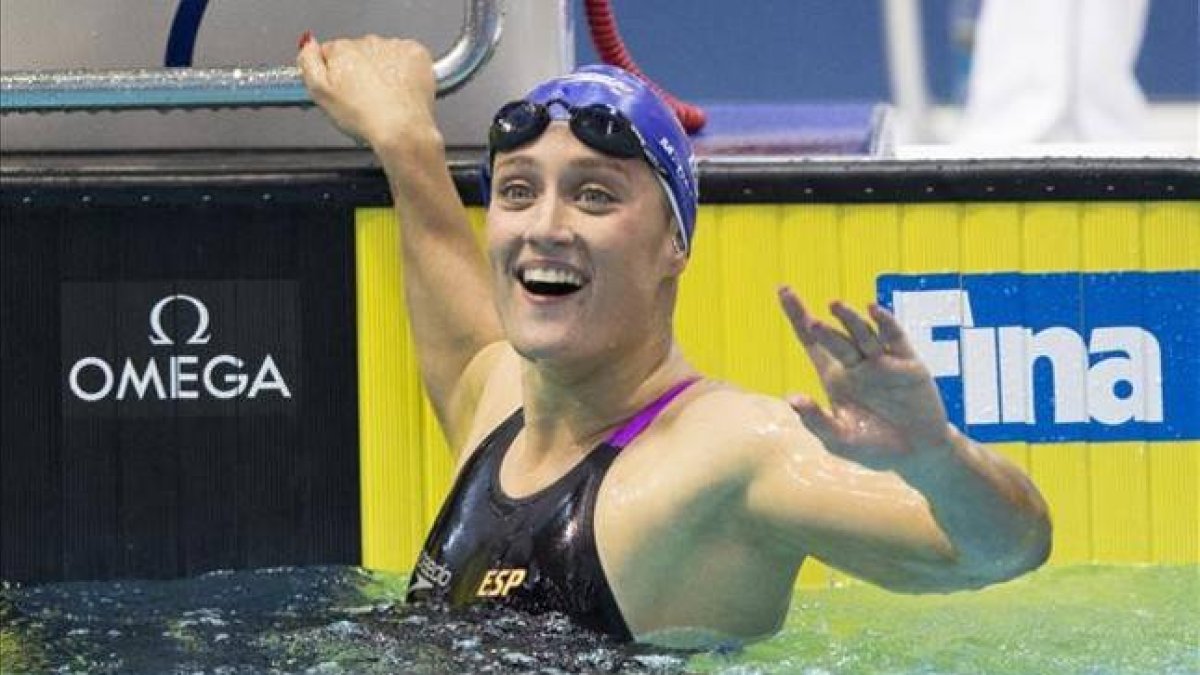 Mireia Belmonte celebra el récord.