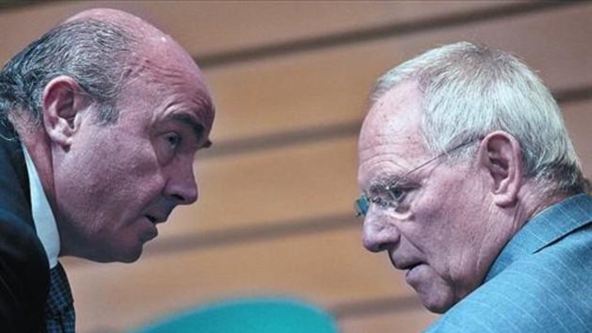 Guindos, con su homólogo alemán Wolfgang Schauble, en una reunión del Ecofin en Bruselas.