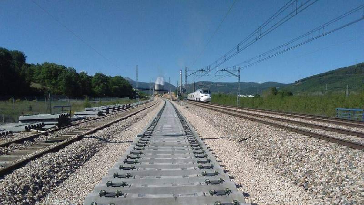 Imagen de la traza ferroviaria que va a reformar Fomento entre León y La Robla. DL