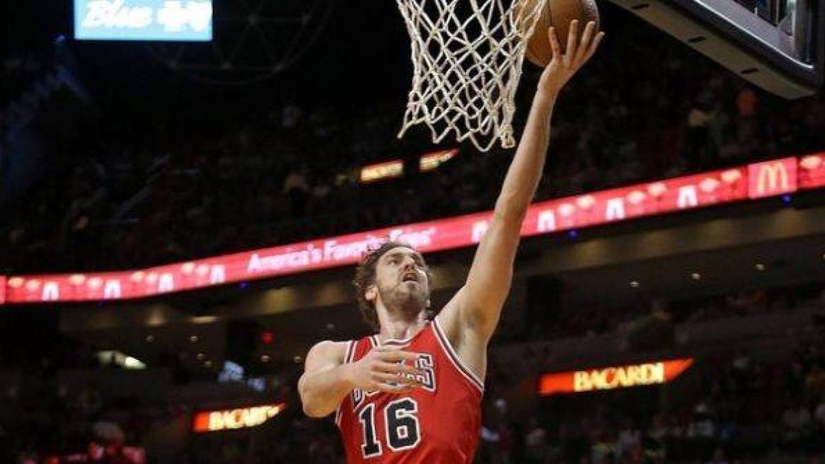Pau Gasol entra a canasta durante el encuentro ante Miami Heat.