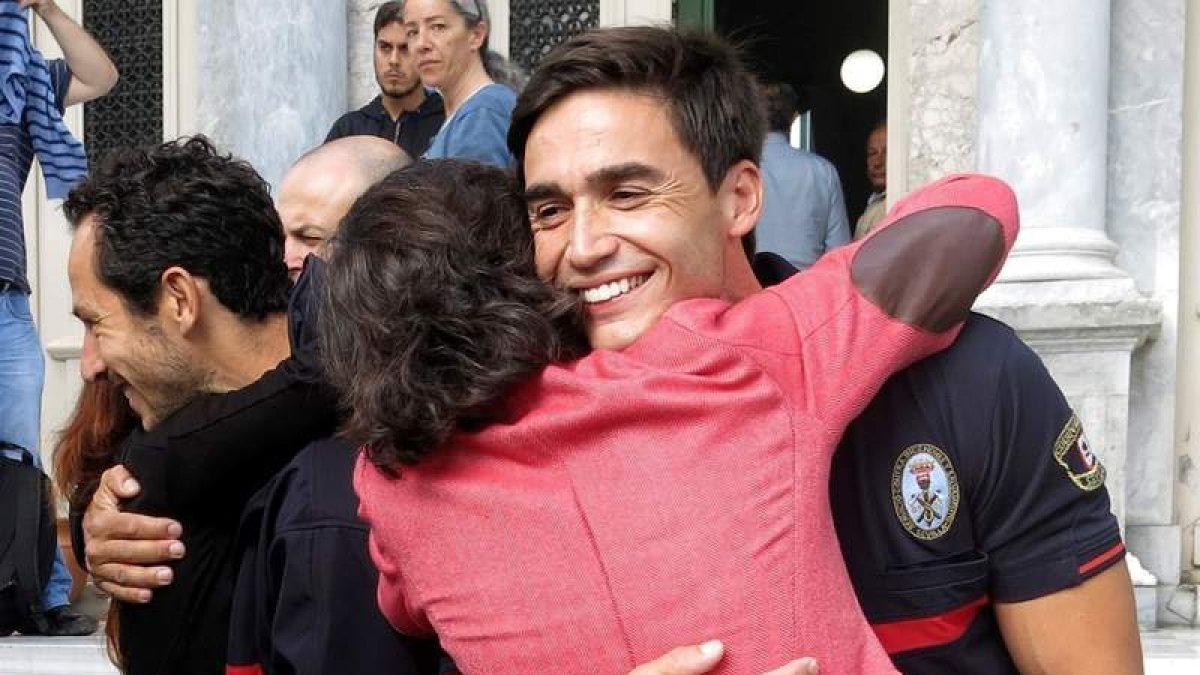 Rosa Aguilar, abraza a José Enrique Rodríguez. ANA MORA SEGURA