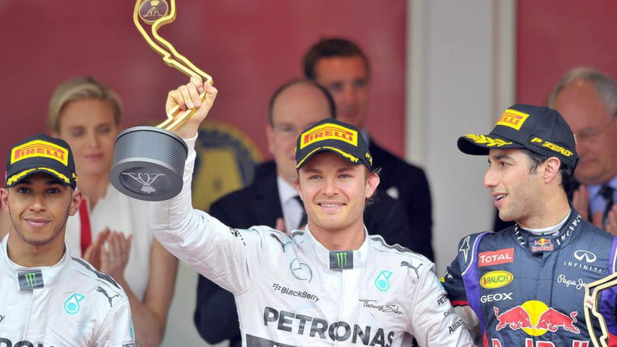 El piloto alemán Rosberg alza el trofeo de campeón en Mónaco secundado en el podio por su compañero Hamilton y por el australiano Ricciardo