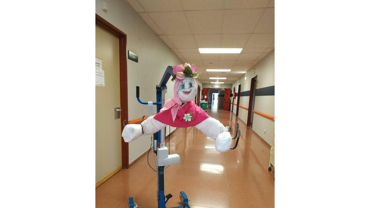 Isidrina, en uno de los pasillos del centro hospitalario. DL