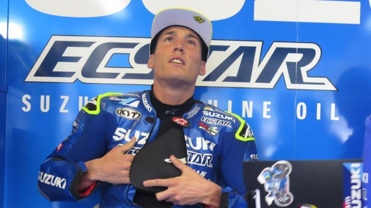 Aleix Espargaró se pone el protector de pecho antes de salir a entrenarse en Le Mans.