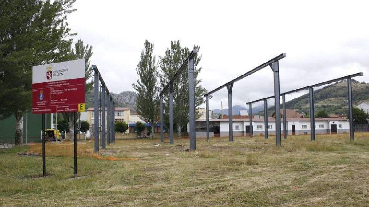 Las pistas de pádel ya cuentan con la estructura exterior de pilares de hierro. CAMPOS
