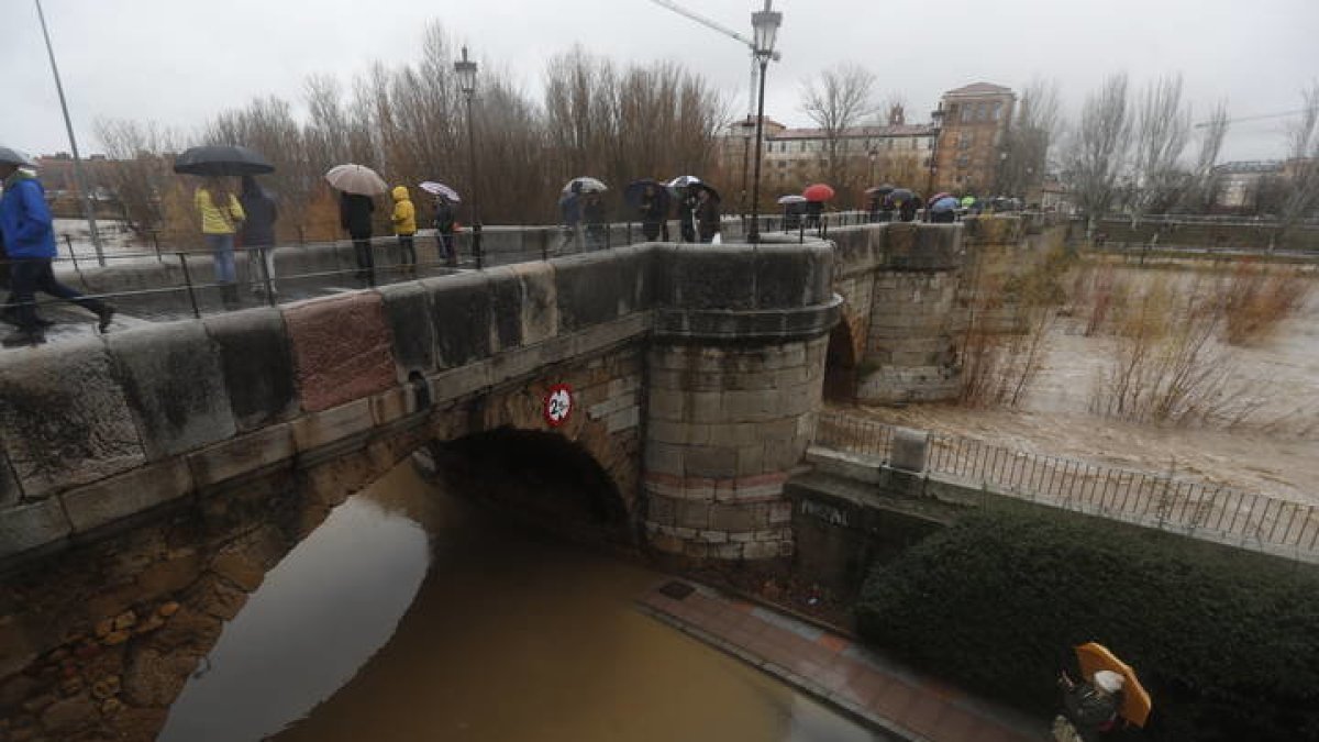 El puente histórico de San Marcos será revisado tras la riada por si ha sufrido daños estructurales. JESÚS F. SALVADORES