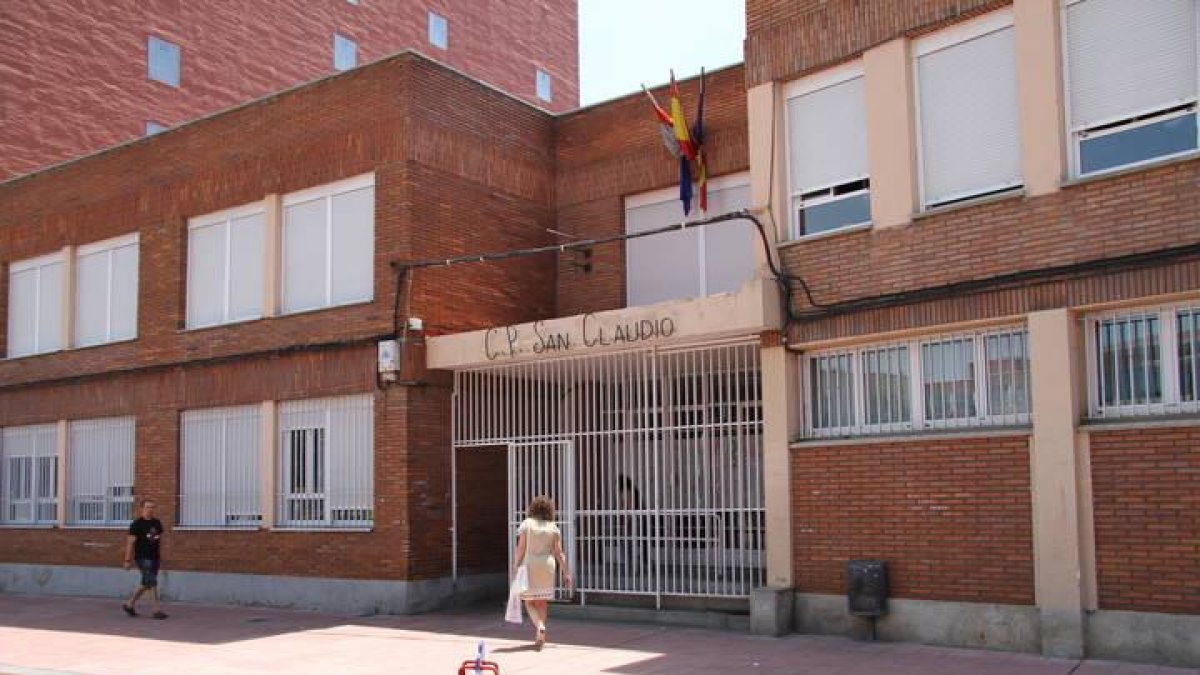 Entrada principal al colegio público San Claudio.