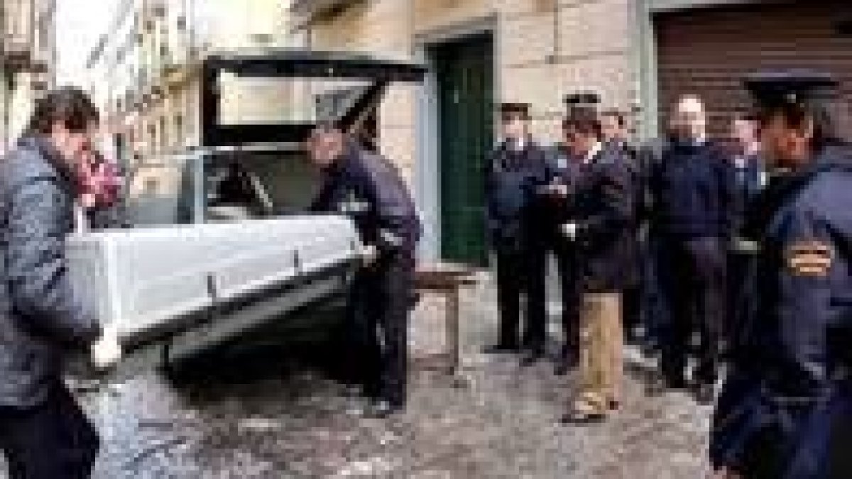 Los servicios funerarios trasladan el cuerpo sin vida de la mujer