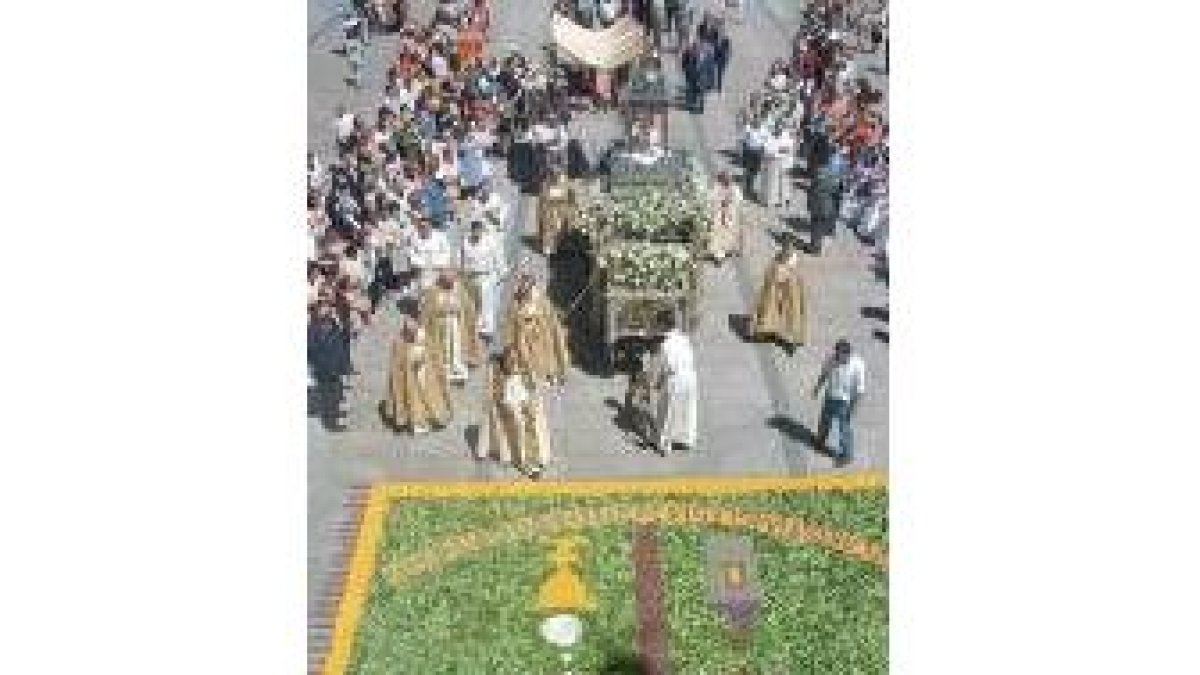 Un momento del desfile en la Plaza Mayor