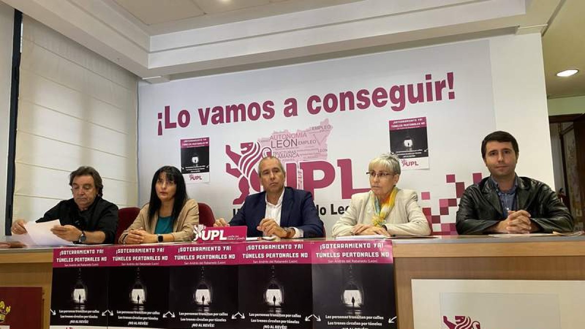 Los leonesistas Santos, Fernández Caurel, Valdeón, Velilla y Rodríguez Brasas en la rueda de prensa. DL