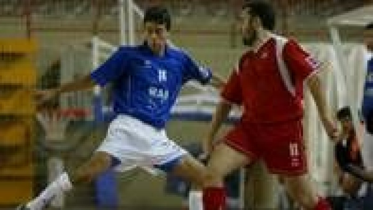 El brasileño Vocao, a la izquierda, trata de irse del marcaje del jugador gallego Indalecio