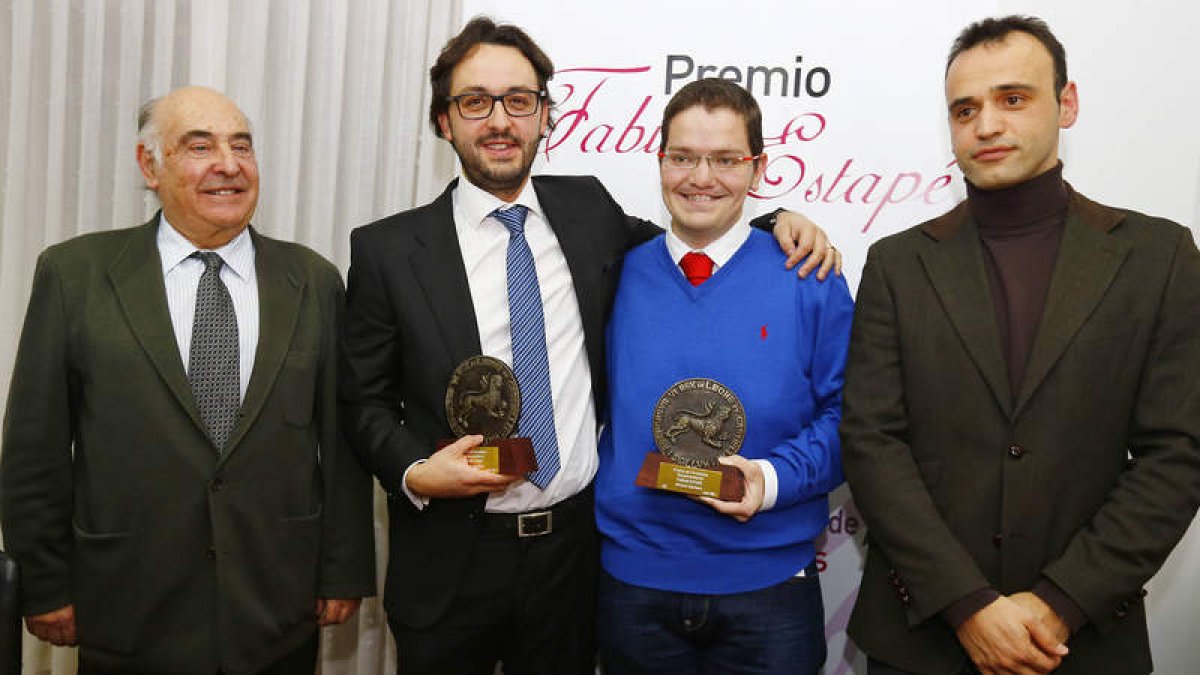 Los ganadores del premio, Álvaro Caballero y Alfonso Martínez, flanqueados por el presidente de la Cámara y el de la APL. Sobre estas líneas, autoridades que acudieron a la convocatoria