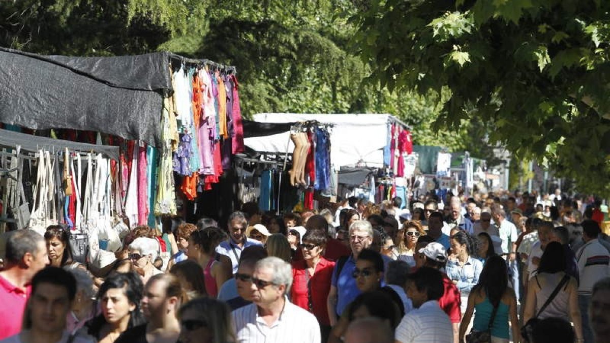 Primer domingo del Rastro en Papalaguinda tras su traslado desde la explanada de Clarés.