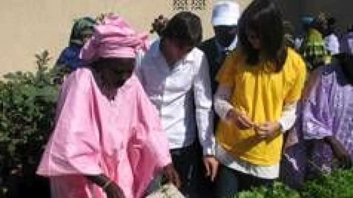 Raúl González, acompañado por su esposa Mamen Sanz, en un momento de su visita por Senegal