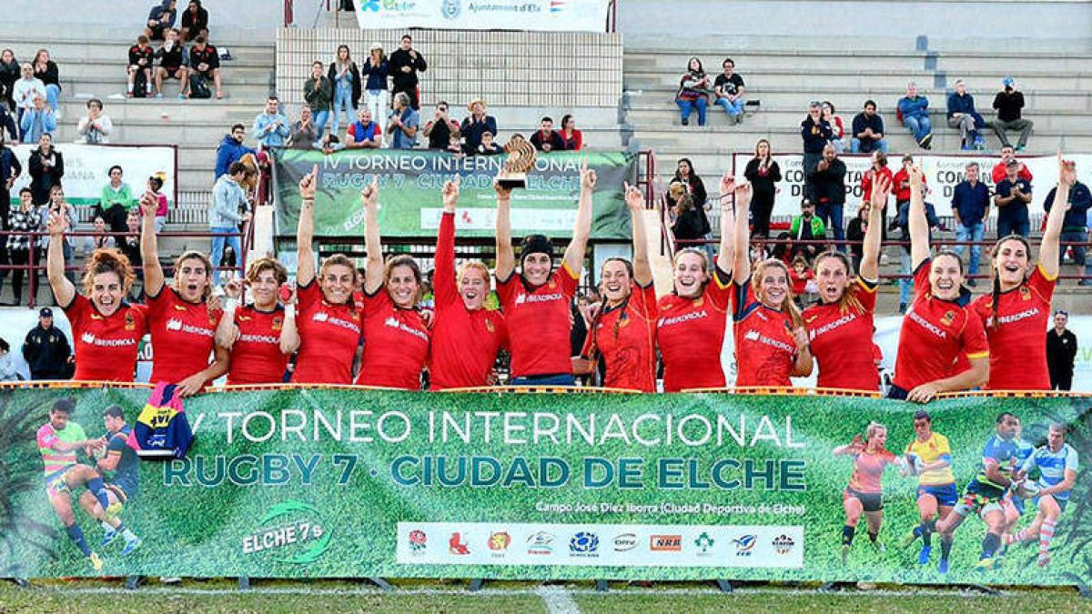 María Casado, cuarta por la izquierda, celebra el triunfo junto al resto de la selección. WALTER DERIGOLMO