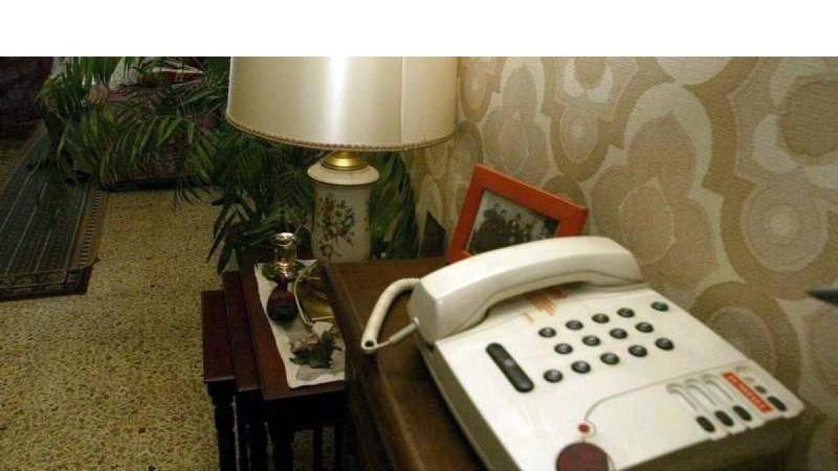 Un teléfono con el dispostivo de teleasistencia en un domicilio de León.