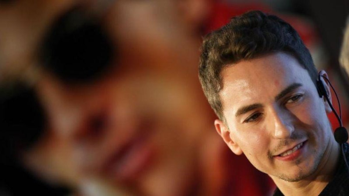 Jorge Lorenzo, junto a un retrato de Ayrton Senna.