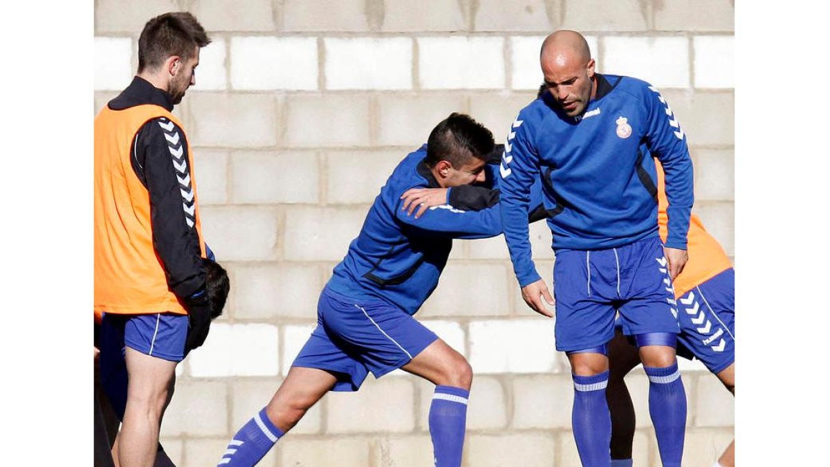 Álvaro Valdés (d) vuelve a la convocatoria de la Cultural tras cumplir su sanción.
