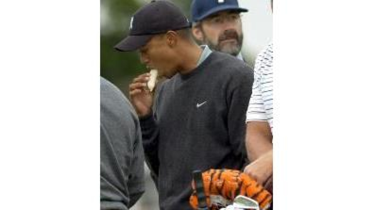 Tiger Woods durante su entrenamiento de ayer en el campo de Muirfield