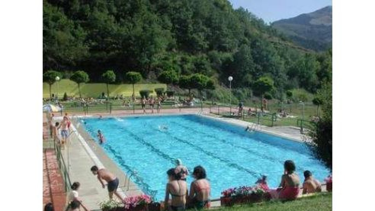 La piscina de La Pola acogerá varias actividades deportivas.