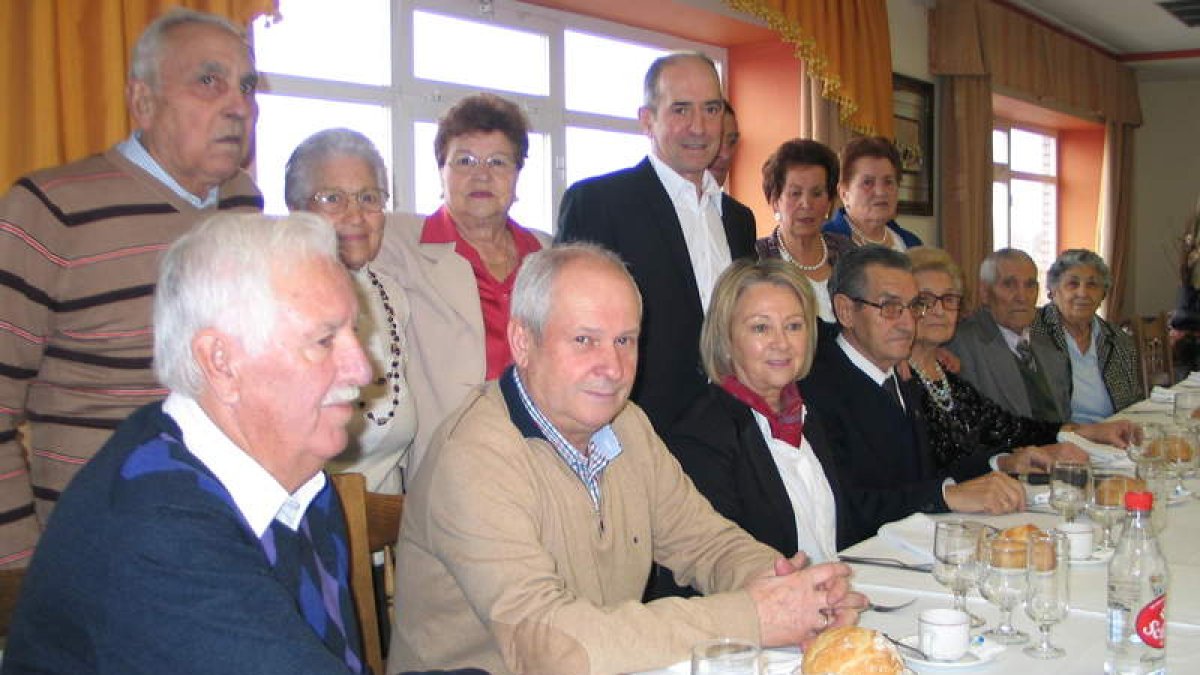 Integrantes de la directiva de la asociación con autoridades en la última fiesta. M. M.