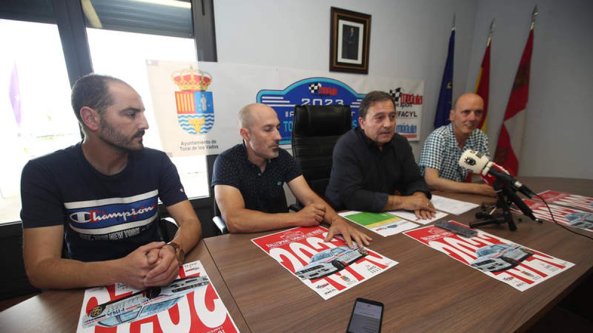 El alcalde Pedro Fernández, y la organización, encabezada por Conrado Fernández, en la presentación. LDLM