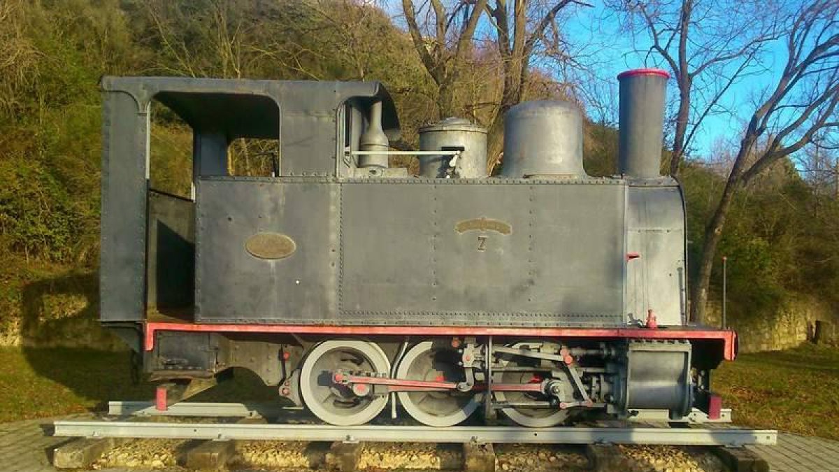 Locomotora de vapor que preside un jardín en las afuerzas de Medina de Rioseco.