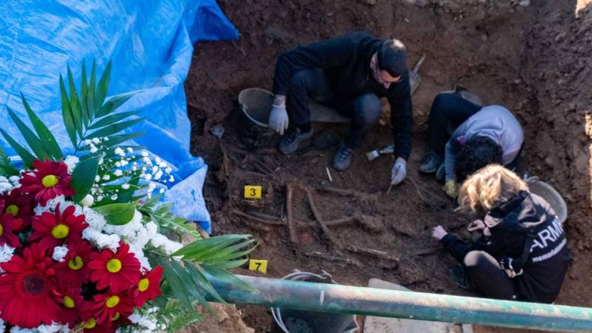 Los familiares llevaron flores a la fosa de Villadangos y quieren poner una placa. ÓSCAR RODRÍGUEZ-ARMH