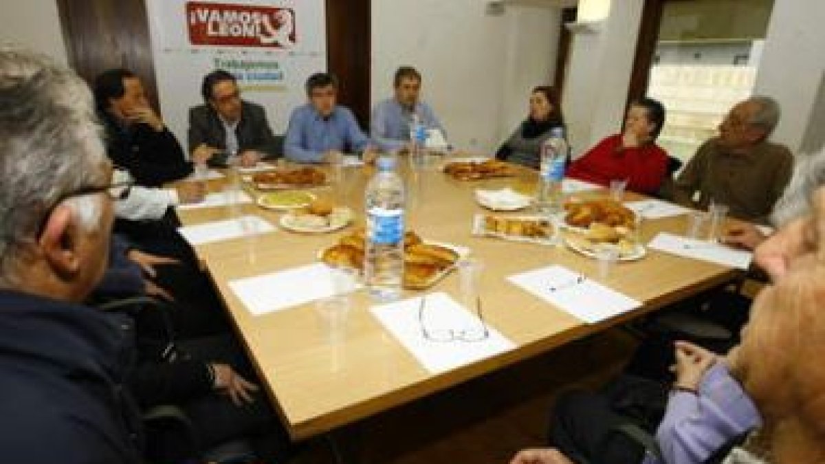 Chamorro, Fernández y Canuria, en el centro, con vecinos leoneses en el Centro Cívico Canseco.