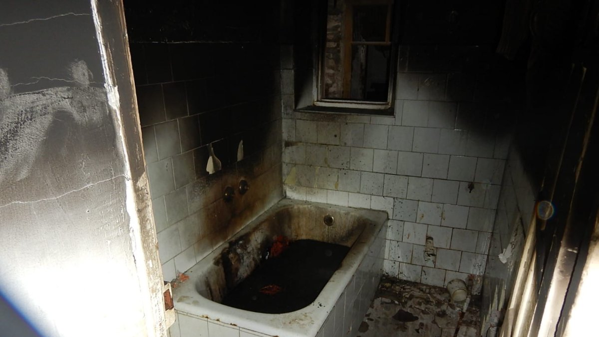 Imágenes de la bañera donde se inició el fuego. BOMBEROS PONFERRADA