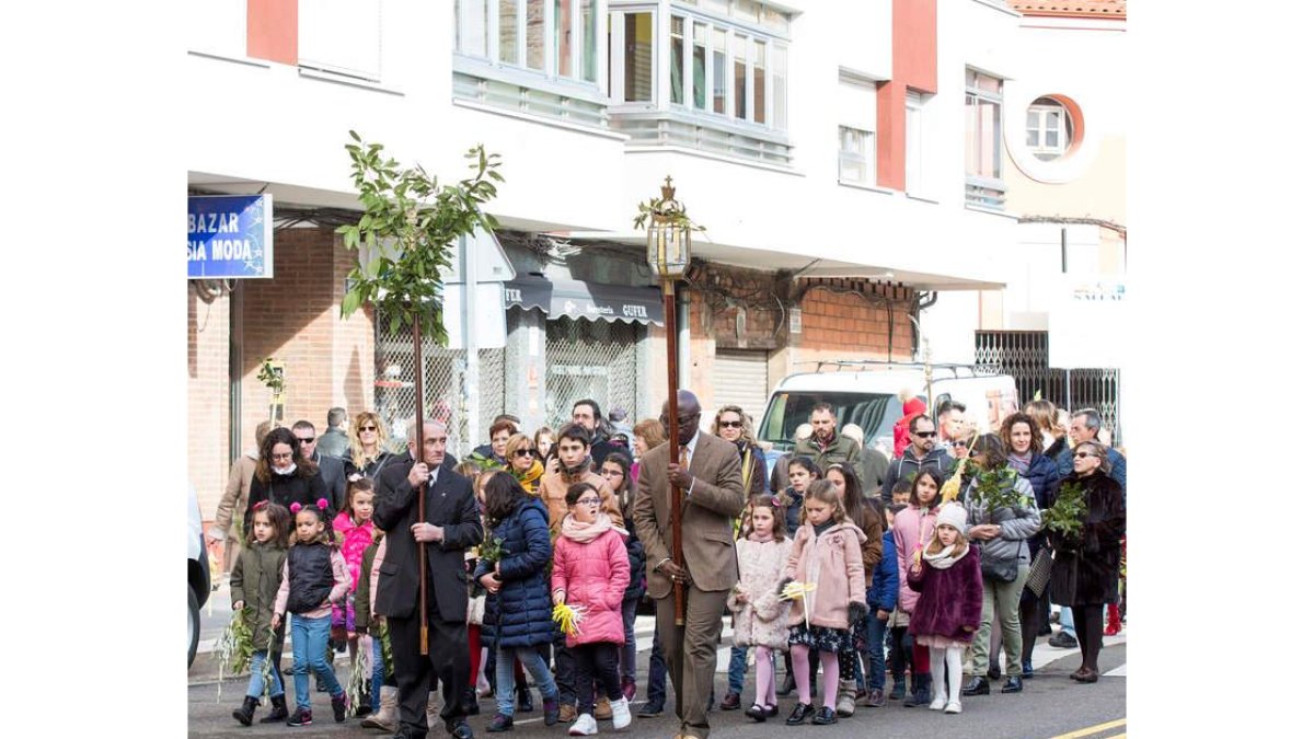 El Perdón reparte laureles entre los fieles de San Francisco de la Vega cada Domingo de Ramos. Luego, parten por las principales calles del barrio en una singular procesión. | F. OTERO PERANDONES