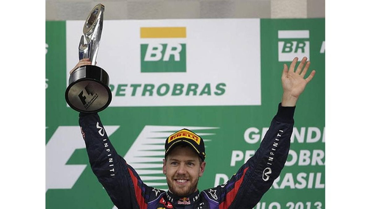 Sebastian Vettel, en lo más alto del podio del GP de Brasil, última carrera de la temporada.