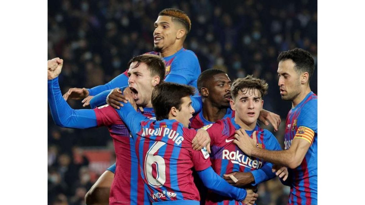 Los jugadores del Barça celebran el tercer gol del equipo, que sirvió para derrotar al Elche. Q. GARCÍA