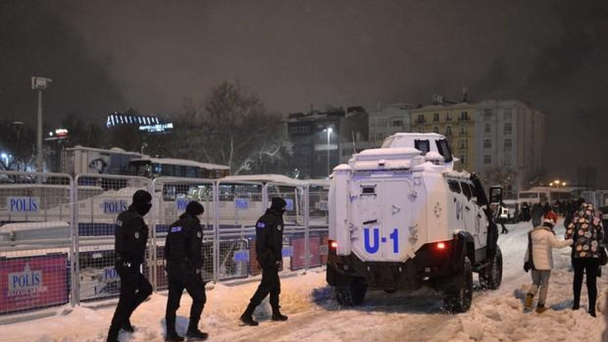 Agentes de policía despleados en la plaza Taksim.