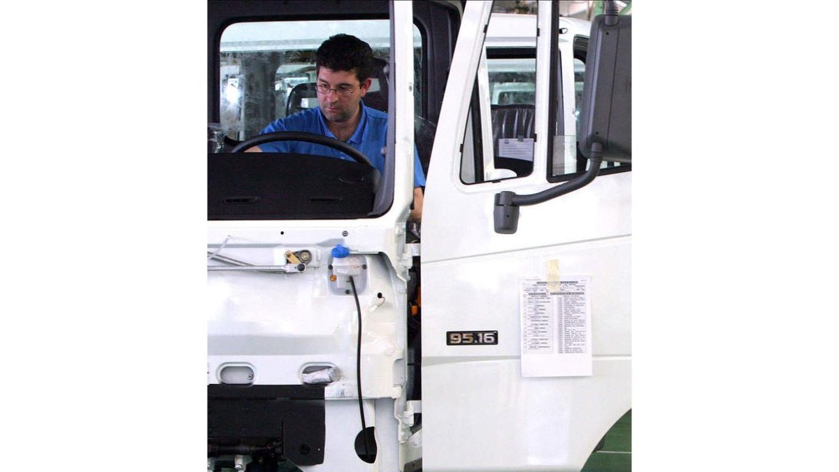 Trabajadores en la factoría de Nissan en Ávila. M. MARTÍN