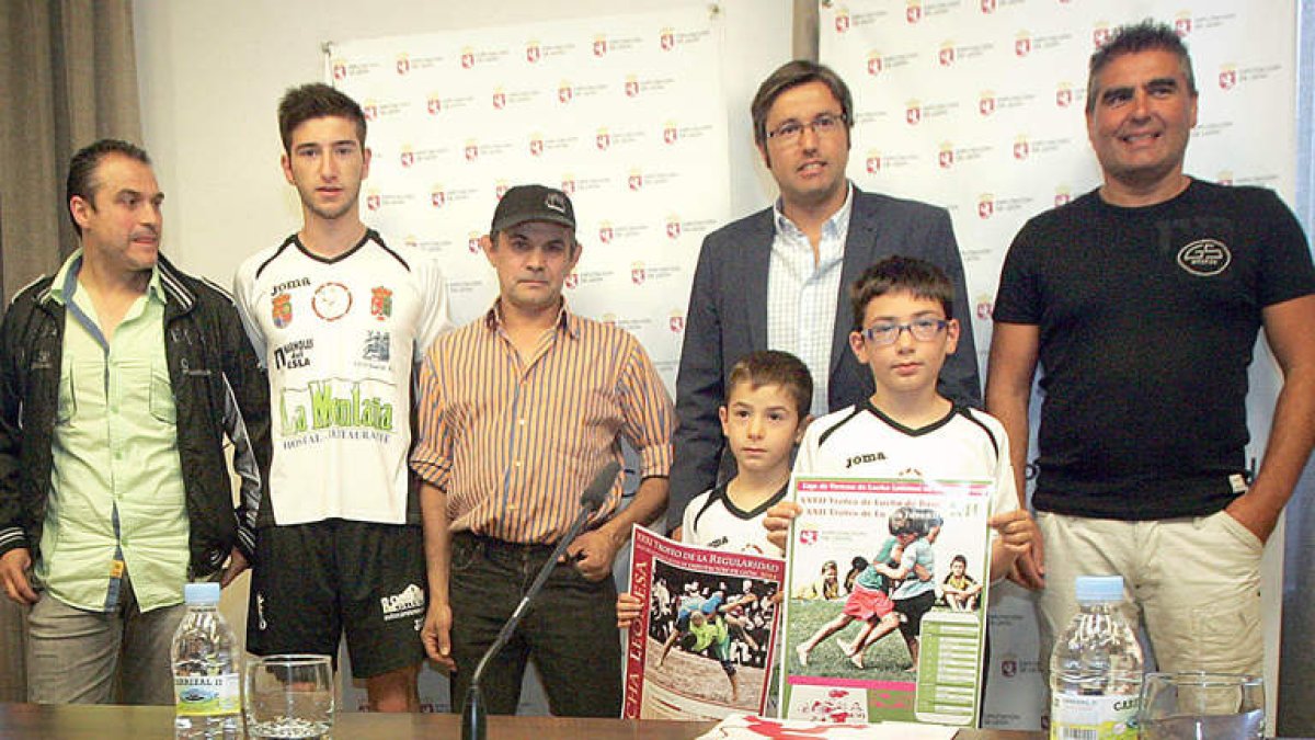 La presentación de la Liga de Verano de Lucha Leonesa contó con la presencia de los protagonistas junto a Emilio Orejas.