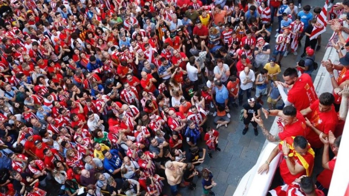 Los jugadores, en el balcón del Ayuntamiento de Girona, aclamados.