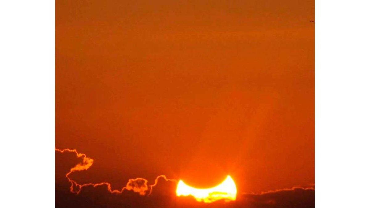 Vista desde Murcia de un eclipse parcial de Sol en el año 2011. JUAN ORTEGA
